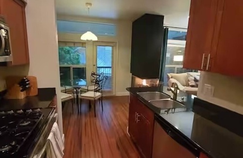 Rosedale Copropriété | Quiet 2 bedroom condo in gated condos with patio and reserved covered parking