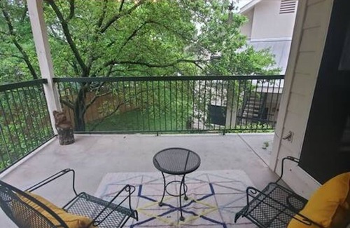 Rosedale Copropriété | Quiet 2 bedroom condo in gated condos with patio and reserved covered parking