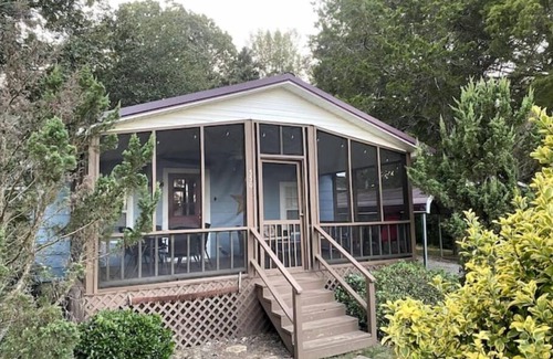 Oxford Cottage | Quiet 2 bedroom cottage close to M-Trade Park.