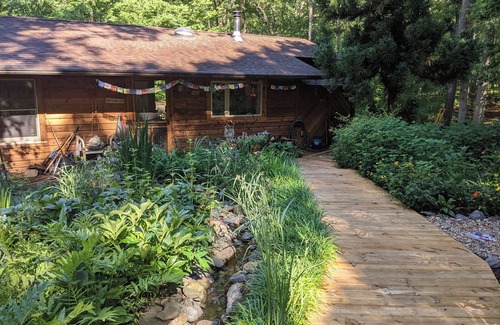 Batesville Maison | Quiet 2-bedroom house with AC/wifi in the woods near Charlottesville