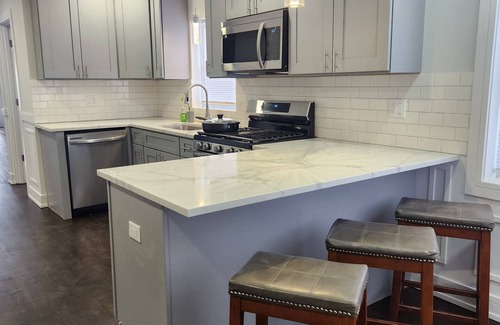 Calumet Heights Maison | Quiet 3-bedroom house in amazing Chicago with WiFi & AC. Near Everything!!