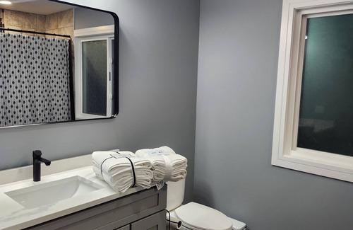 Calumet Heights Maison | Quiet 3-bedroom house in amazing Chicago with WiFi & AC. Near Everything!!