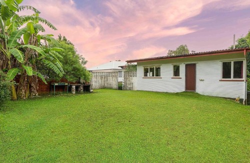 Yeronga Maison | Quiet 4BR haven home with green surroundings