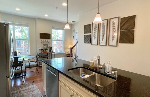 Northeast Maison | Quiet and cozy 3BR & 3BA in DC less than 10 minutes from the Metro