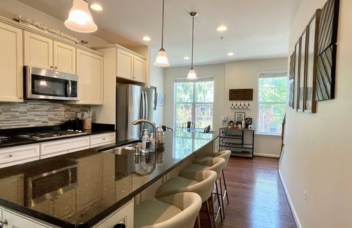 Northeast Maison | Quiet and cozy 3BR & 3BA in DC less than 10 minutes from the Metro