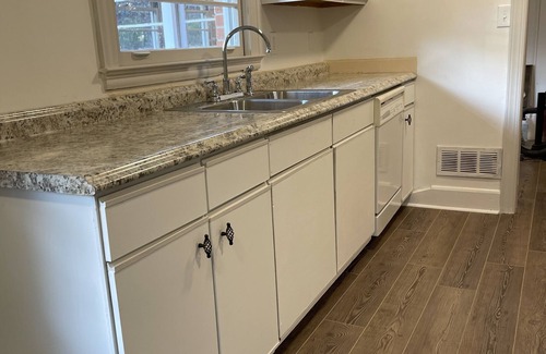 Seneca Maison | Quiet and peaceful. 3 mins to stores and 7 mins to Keowee. 15 mins to Clemson