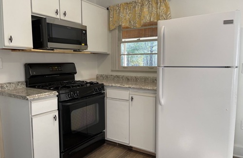 Seneca Maison | Quiet and peaceful. 3 mins to stores and 7 mins to Keowee. 15 mins to Clemson