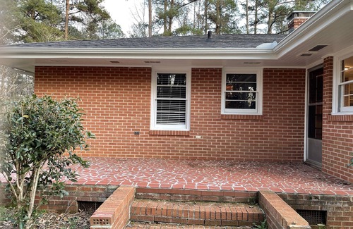 Seneca Maison | Quiet and peaceful. 3 mins to stores and 7 mins to Keowee. 15 mins to Clemson