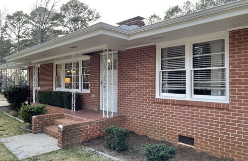 Seneca Maison | Quiet and peaceful. 3 mins to stores and 7 mins to Keowee. 15 mins to Clemson