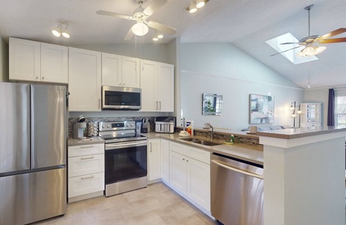 Capri Isle Copropriété | Quiet and Private Complex Off the Main Strip. Easy Stroll to Beach, Shopping, Activities. Pool.