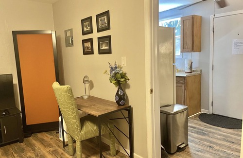 Tallahassee Maison | Quiet and Private also dog friendly. Close to FSU, FAMU, Capitol. Lots of trees