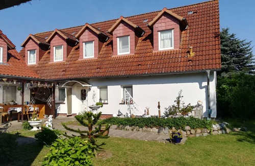 Molschow Appartement | Quiet apartment with playground for 3 people - Through the forest to the beach