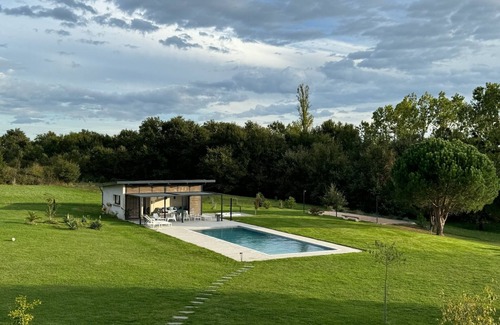 Coufouleux Maison | Maison architecte Superbe piscine&spa Trampoline Beautifully converted barn 5ha