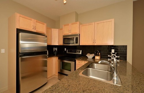 Lake Bonavista Copropriété | Calme joliment meublées Suite, 2 chambres à South Central Calgary