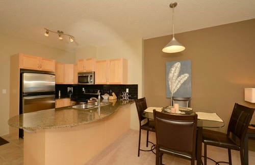 Lake Bonavista Copropriété | Calme joliment meublées Suite, 2 chambres à South Central Calgary