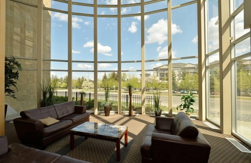 Lake Bonavista Copropriété | Calme joliment meublées Suite, 2 chambres à South Central Calgary
