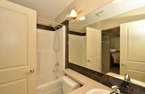 Lake Bonavista Copropriété | Calme joliment meublées Suite, 2 chambres à South Central Calgary