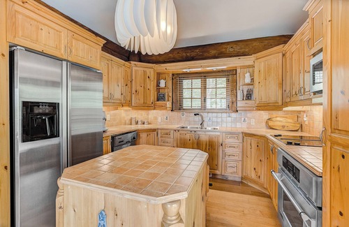 Saint-Andre-d'Argenteuil Chalet De Ski | Quiet Escape in a Log cabin Overlooking the Bay. Hottub, Nature and Tranquility.