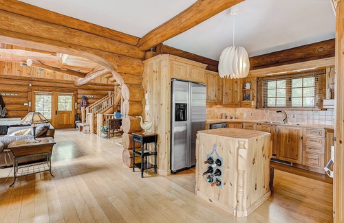 Saint-Andre-d'Argenteuil Chalet De Ski | Quiet Escape in a Log cabin Overlooking the Bay. Hottub, Nature and Tranquility.