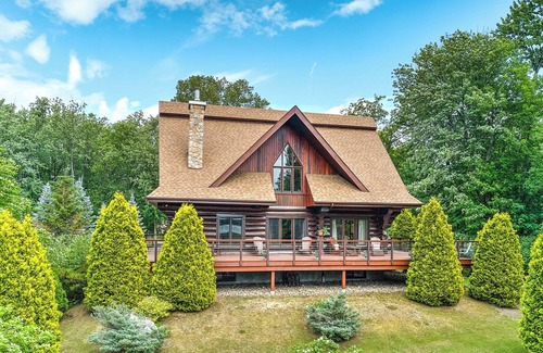 Saint-Andre-d'Argenteuil Chalet De Ski | Quiet Escape in a Log cabin Overlooking the Bay. Hottub, Nature and Tranquility.