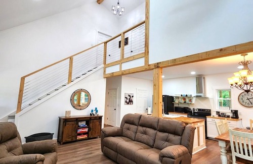Fresno Cabine | Quiet cabin 30 min from wineries, restaurants, Sugar Creek & Walnut Creek.