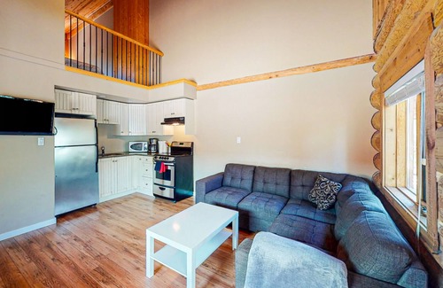 Lac Le Jeune Cabine | Quiet cabin getaway with private deck, full kitchen, & complimentary internet