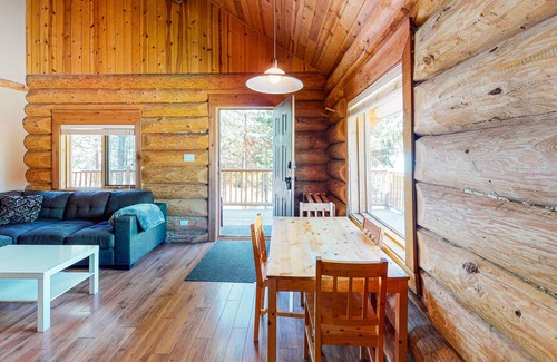 Lac Le Jeune Cabine | Quiet cabin getaway with private deck, full kitchen, & complimentary internet
