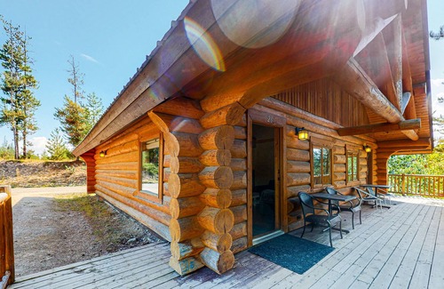 Lac Le Jeune Cabine | Quiet cabin getaway with private deck, full kitchen, & complimentary internet
