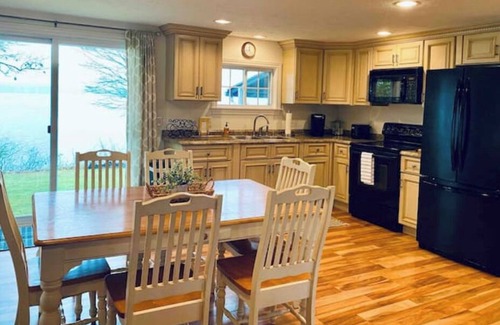 Oaks Corners Cottage | Quiet/charming 2-bedroom Sunset-Lake view cottage lovely Seneca lake, wine trail