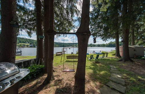 Lakeside Cabine | Quiet, Charming Lakefront Cottage