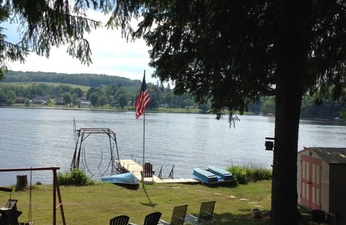Lakeside Cabine | Quiet, Charming Lakefront Cottage