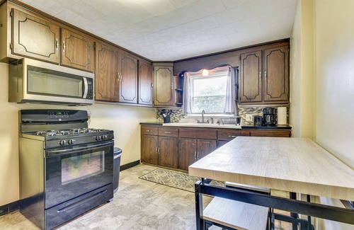 Cheektowaga Maison | Quiet Cheektowaga Retreat: 23 Mi to Niagara Falls!