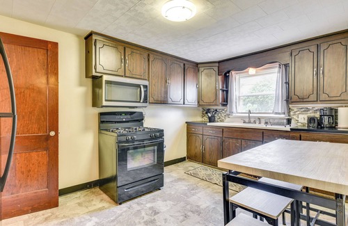 Cheektowaga Maison | Quiet Cheektowaga Retreat: 23 Mi to Niagara Falls!