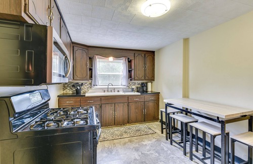 Cheektowaga Maison | Quiet Cheektowaga Retreat: 23 Mi to Niagara Falls!