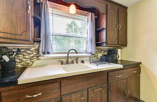 Cheektowaga Maison | Quiet Cheektowaga Retreat: 23 Mi to Niagara Falls!