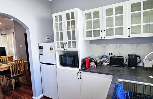 Nollamara Maison | Tranquil Charm: Newly Renovated 2-Bedroom Retreat in the Heart of Nollamarra.