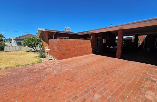 Nollamara Maison | Tranquil Charm: Newly Renovated 2-Bedroom Retreat in the Heart of Nollamarra.