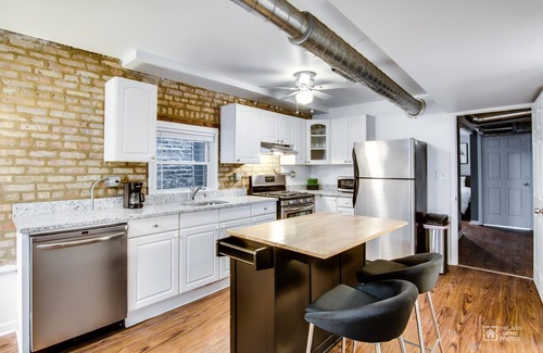 West Town Copropriété | Quiet Comfort in the Big City. Just Steps to the Blue Line by AllSet Turnover