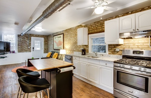 West Town Copropriété | Quiet Comfort in the Big City. Just Steps to the Blue Line by AllSet Turnover