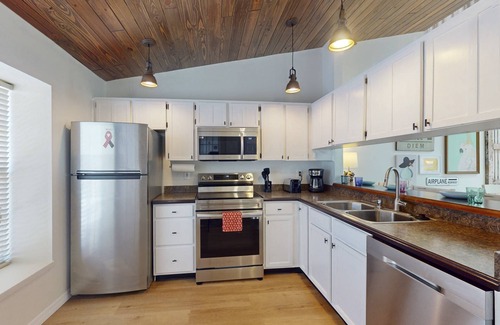 Capri Isle Copropriété | Quiet Community in the Heart of Treasure Island. Heated Pool. Comfortable and Spacious Townhome.