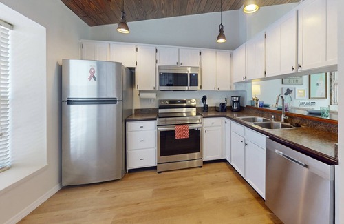 Capri Isle Copropriété | Quiet Community in the Heart of Treasure Island. Heated Pool. Comfortable and Spacious Townhome.
