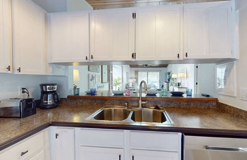 Capri Isle Copropriété | Quiet Community in the Heart of Treasure Island. Heated Pool. Comfortable and Spacious Townhome.
