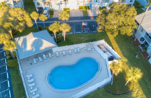 Capri Isle Copropriété | Quiet Community in the Heart of Treasure Island. Heated Pool. Comfortable and Spacious Townhome.