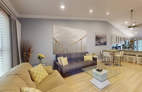 Capri Isle Copropriété | Quiet Community Just Minutes from Beach. Spacious. Heated Pool. Great Location.