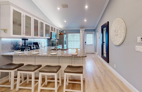 Capri Isle Copropriété | Quiet Community Just Minutes from Beach. Spacious. Heated Pool. Great Location.