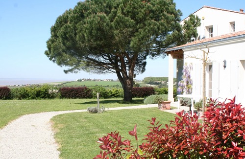 Mortagne-sur-Gironde Cottage | GÎTE CALME DE PAYS POUR 2. PISCINE PRIVÉE CHAUFFÉE. VUES MER MAGNIFIQUE. PLAGES PROCHE