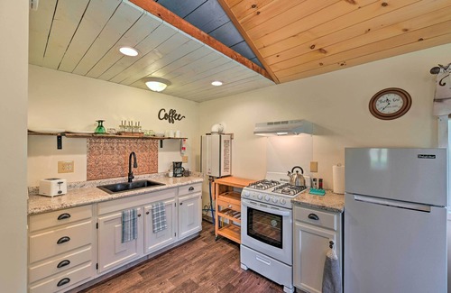West Edmeston Cabine | Quiet Country Escape: Fire Pit, Fish On-Site!