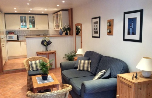 Saint-Jean-Cap-Ferrat Appartement | Quiet courtyard garden apartment next to port