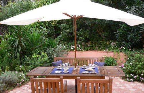 Saint-Jean-Cap-Ferrat Appartement | Quiet courtyard garden apartment next to port
