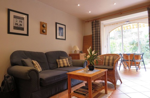 Saint-Jean-Cap-Ferrat Appartement | Quiet courtyard garden apartment next to port
